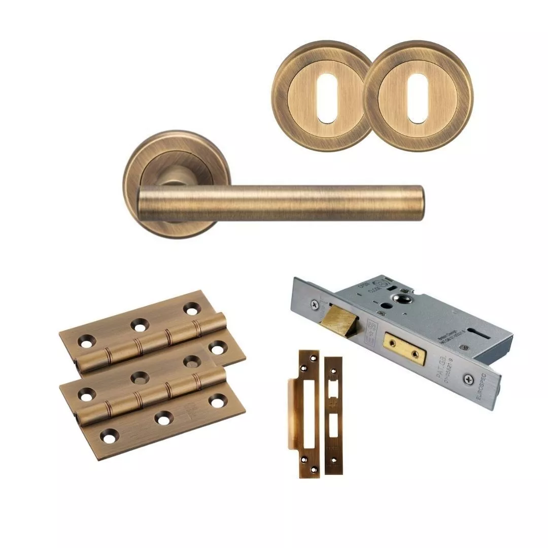 CARLISLE Antique Brass Philadelphia Lever Handle Door Kit - Lock 1 CARLISLE Antique Brass Philadelphia Lever Handle Door Kit - Lock